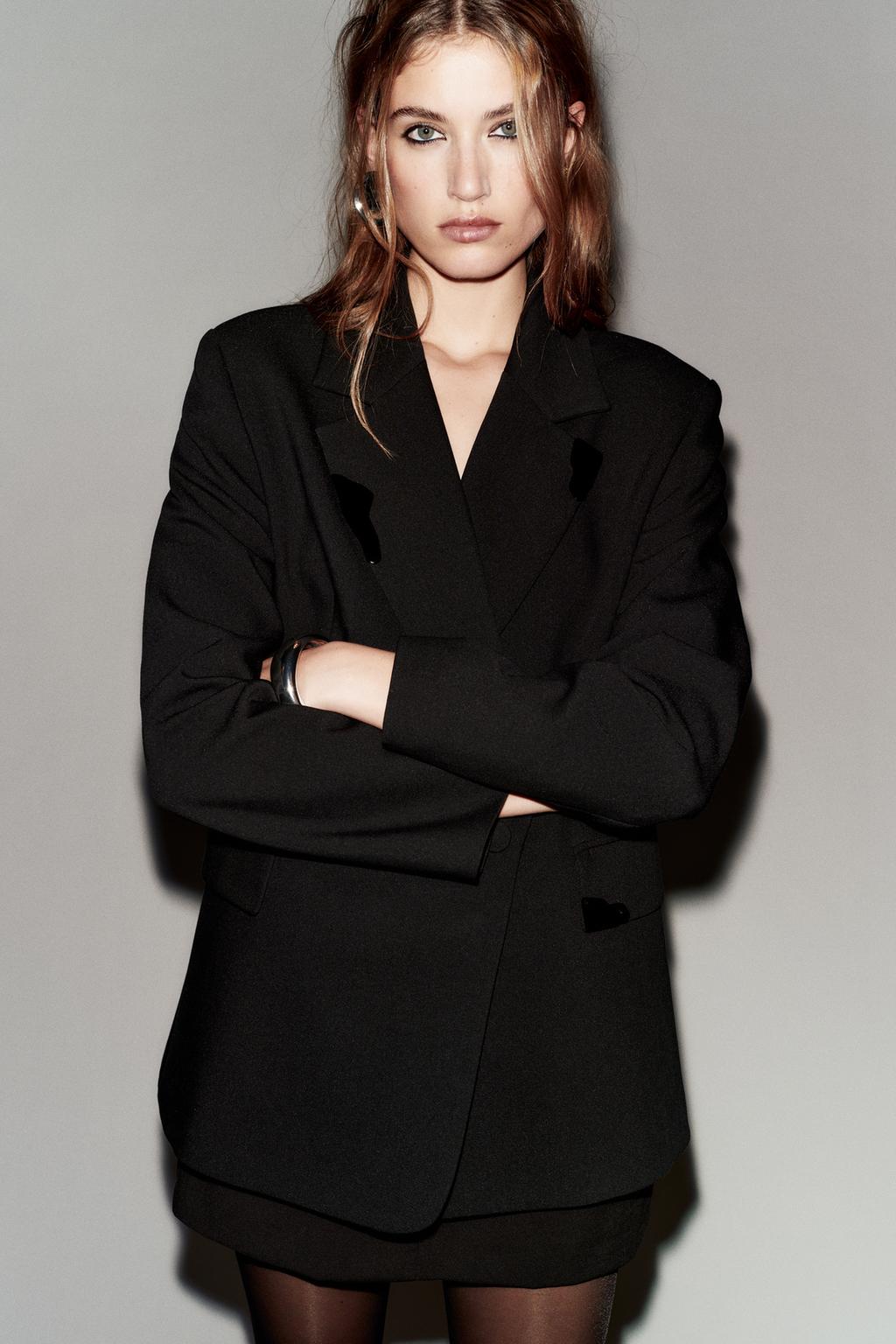 ДВУБОРТНЫЙ БЛЕЙЗЕР С АППЛИКАЦИЯМИ НА ЛАЦКАНАХ