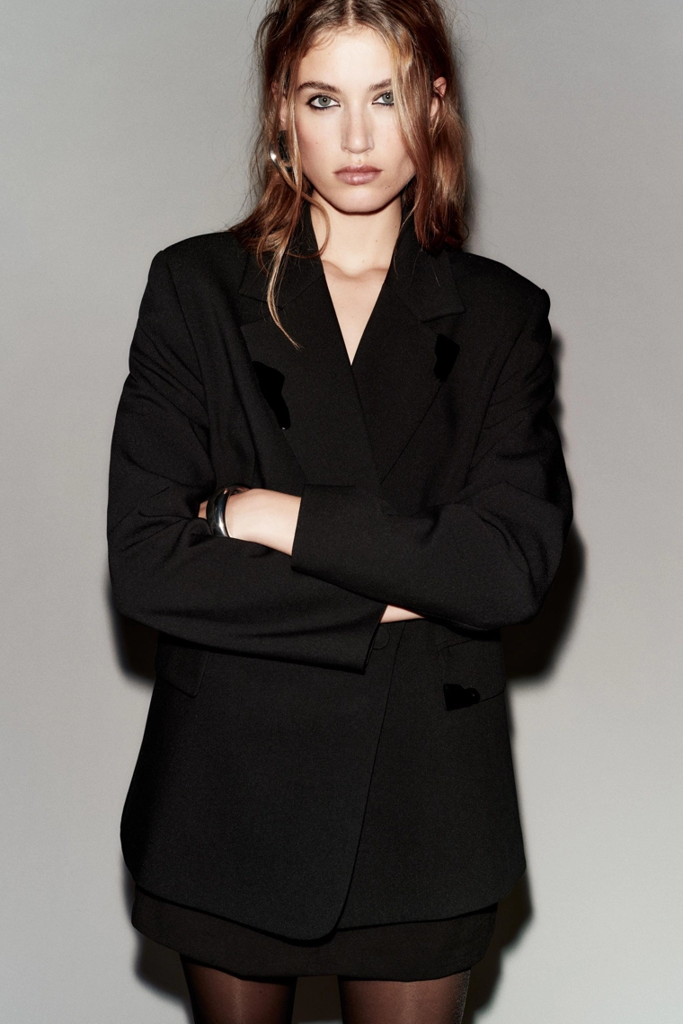 Оверсайз блейзер с аппликациями на лацканах