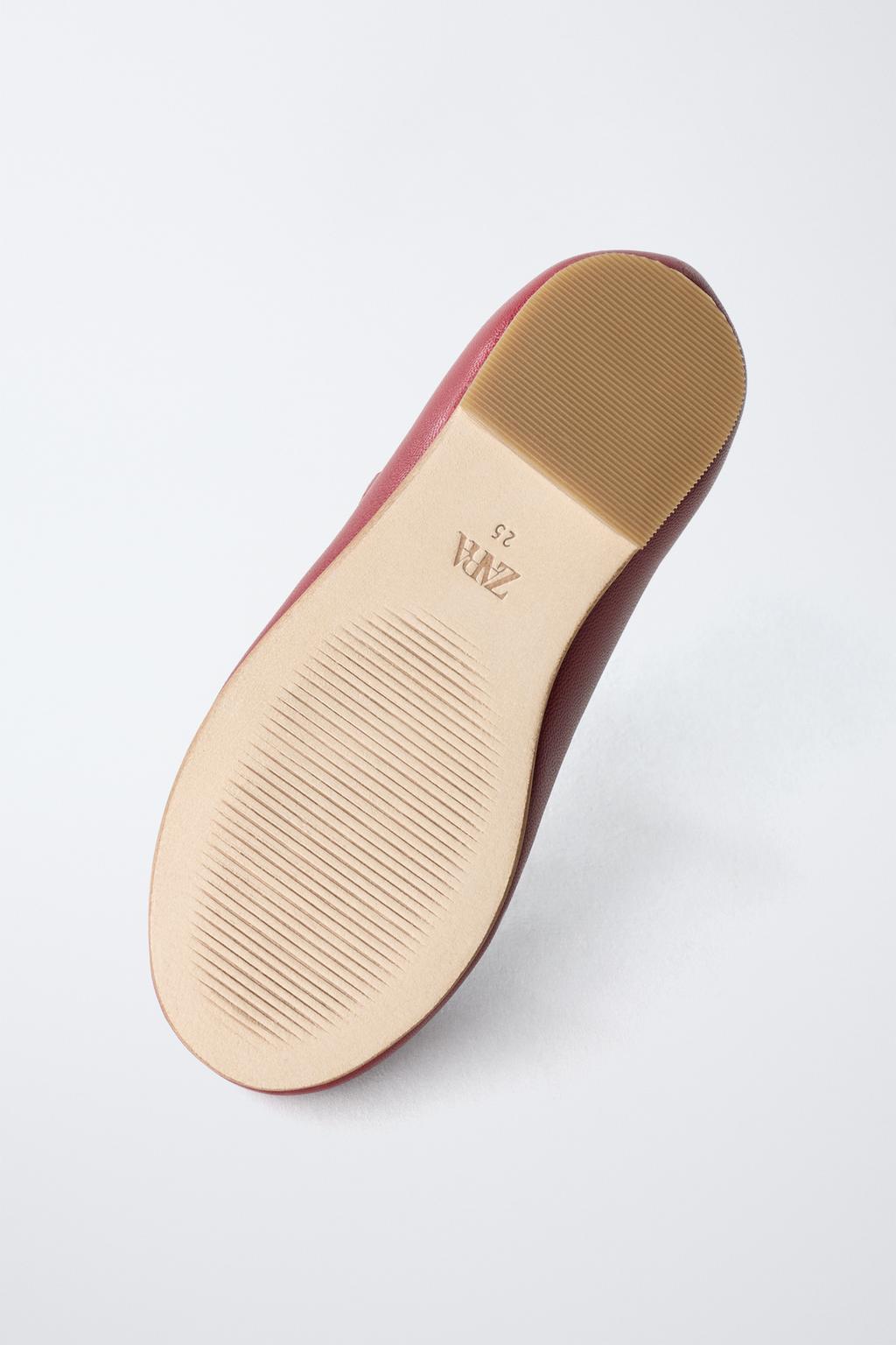 Туфли-балетки из ограниченной коллекции с застежкой на t-образной ленте из кожи