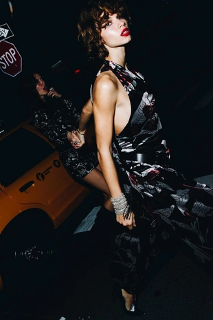 Бархатное платье с вышивкой- Заказать в России