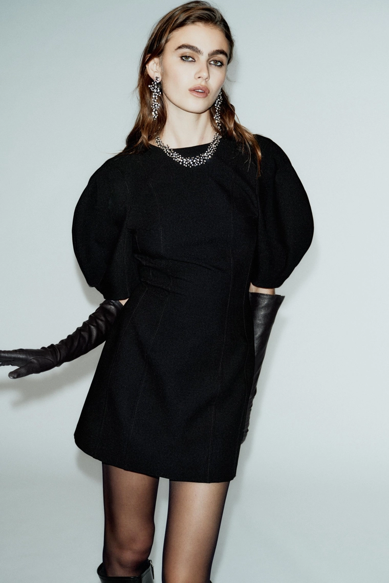 Короткое платье с рукавами-глобусами