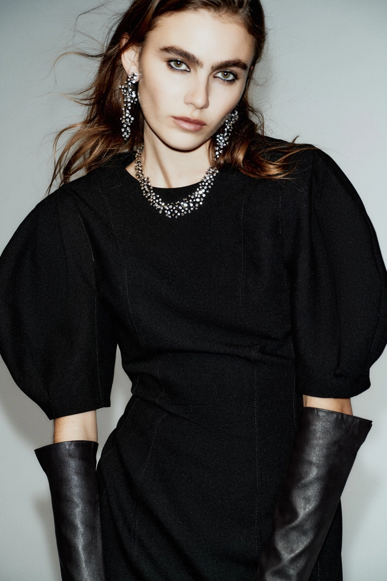 Короткое платье с рукавами-глобусами