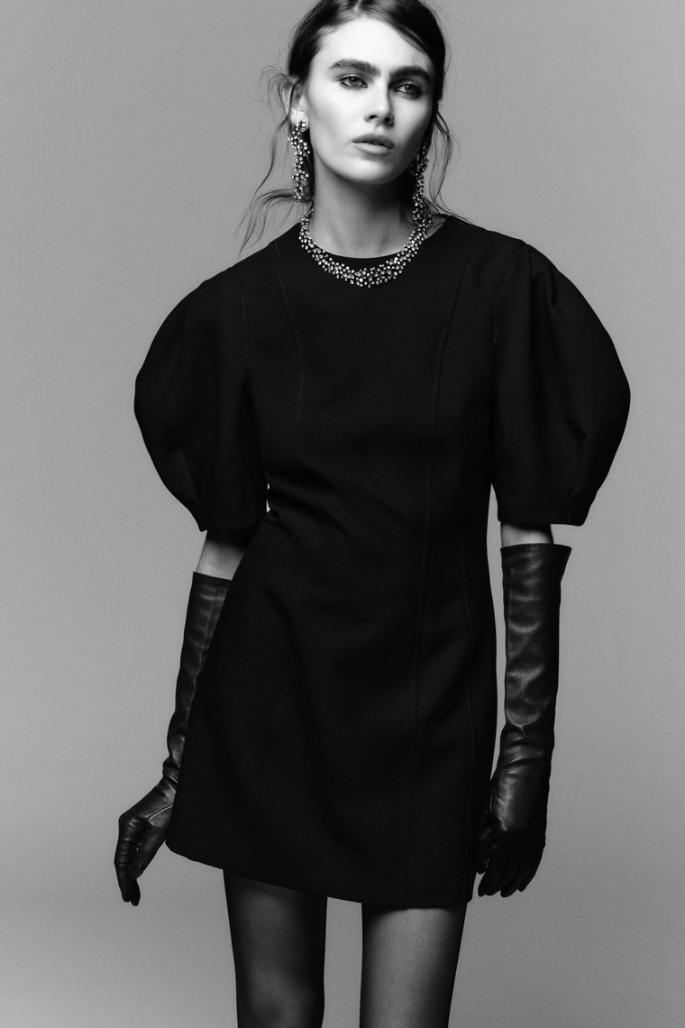 Короткое платье с рукавами-глобусами