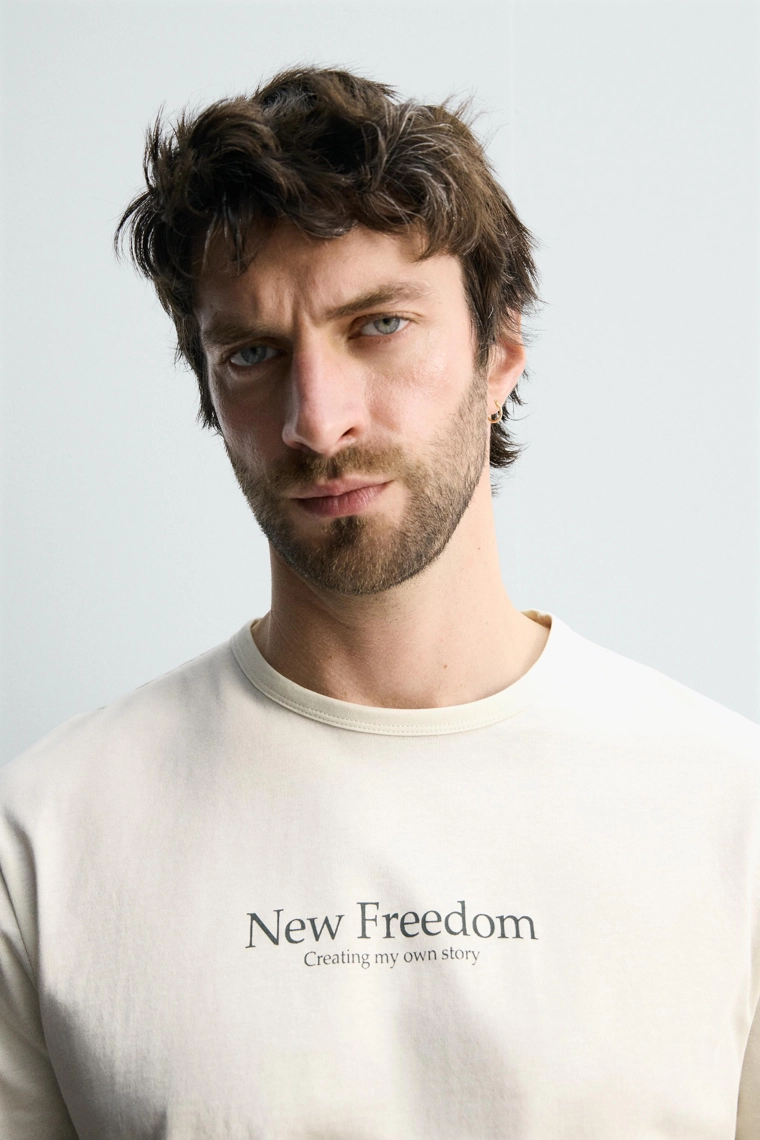 Футболка с принтом в виде текста