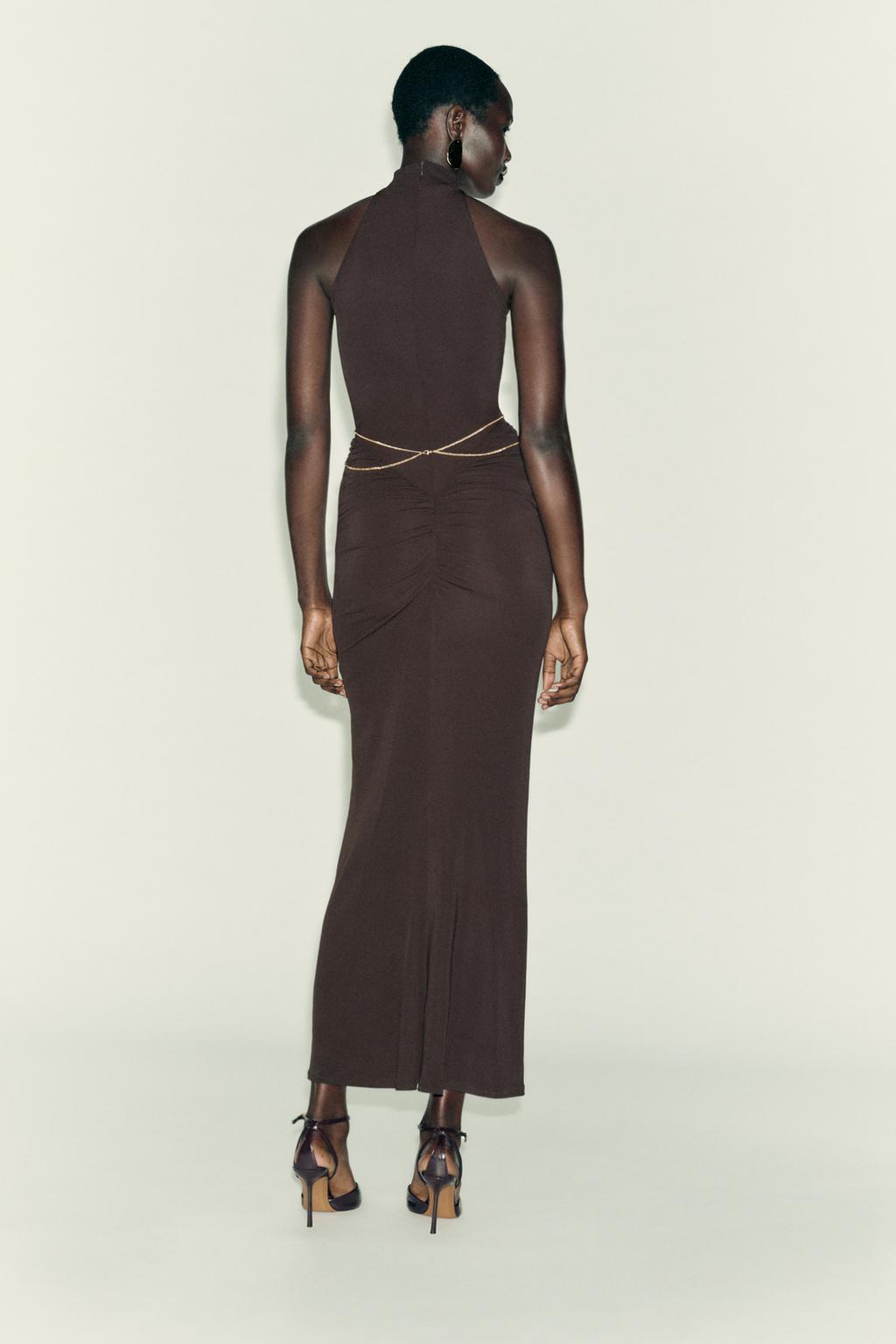 ПЛАТЬЕ С ЦЕПОЧКОЙ И ГОРЛОВИНОЙ ХАЛТЕР