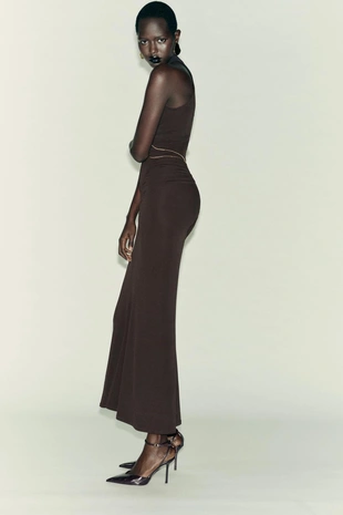 Платье с цепочкой и горловиной халтер- Заказать в России