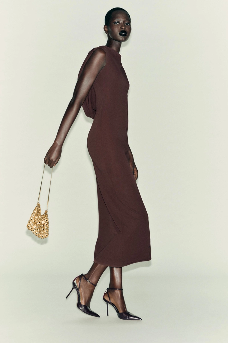 Платье с открытой спиной и деталями из цепочки