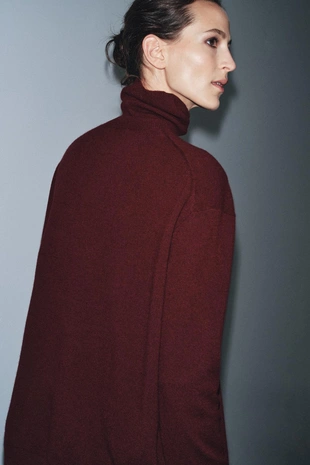 Свитер оверсайз из 100% шерсти с высоким воротником- Заказать в России