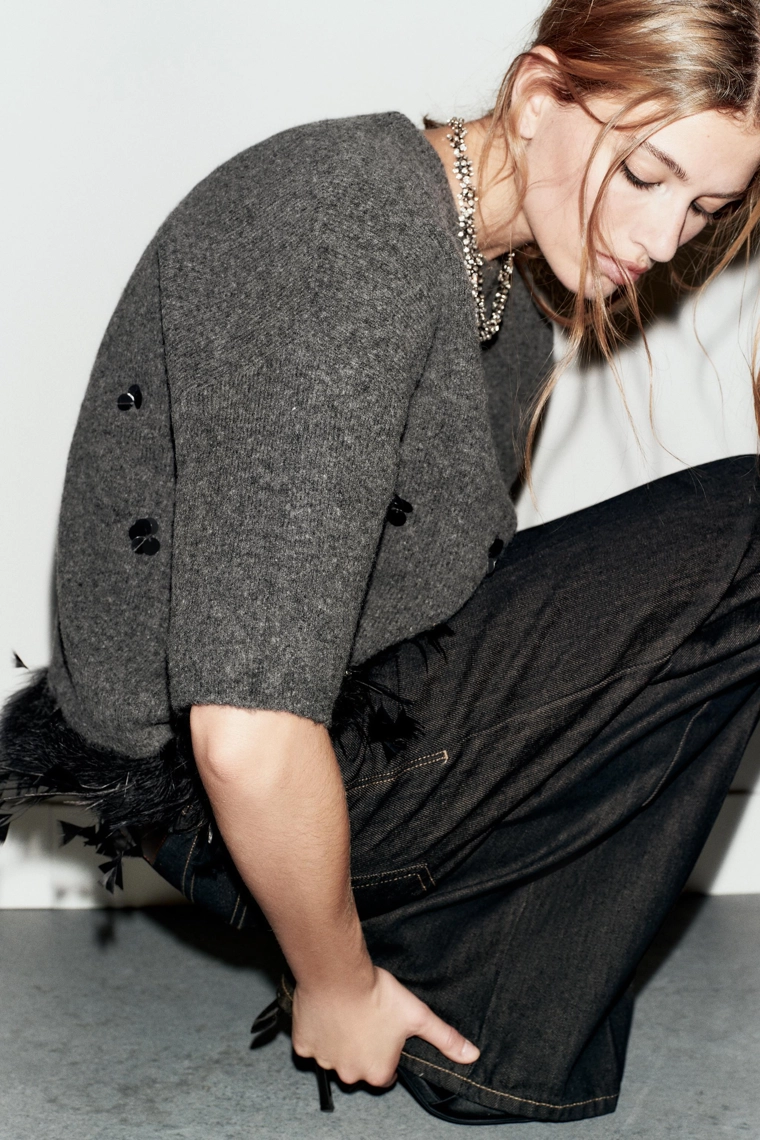 Джемпер из шерсти с пайетками и перьями