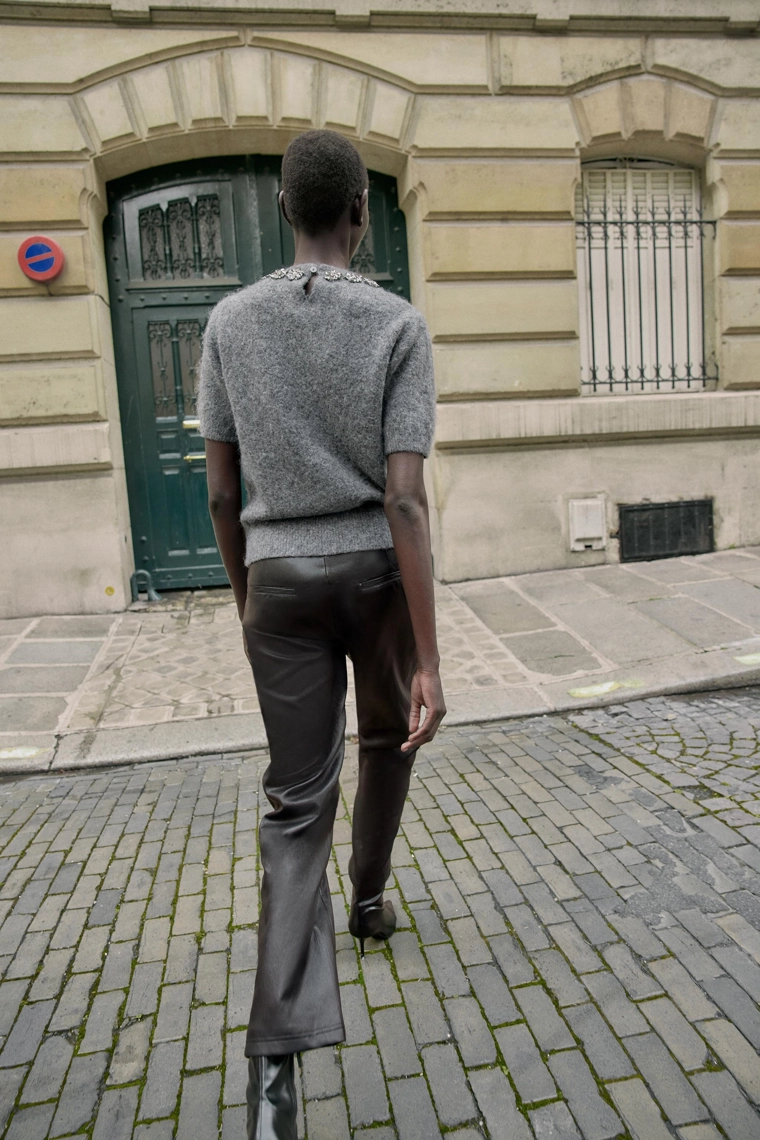 Джемпер с короткими рукавами и драгоценными бусинами