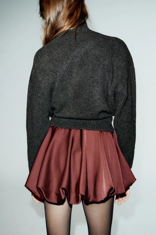 Мягкий трикотажный свитер с воротником-стойкой- Заказать в России