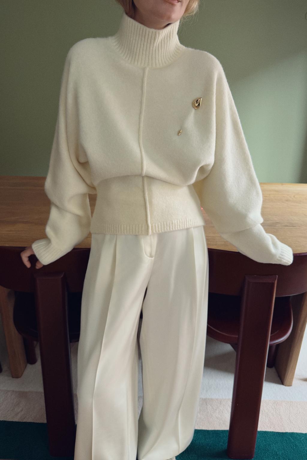 МЯГКИЙ СВИТЕР С ВЫСОКИМ ВОРОТНИКОМ