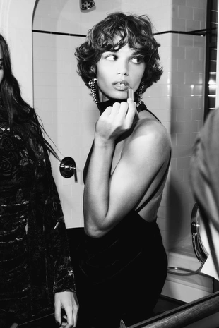 Длинное платье с открытой спиной