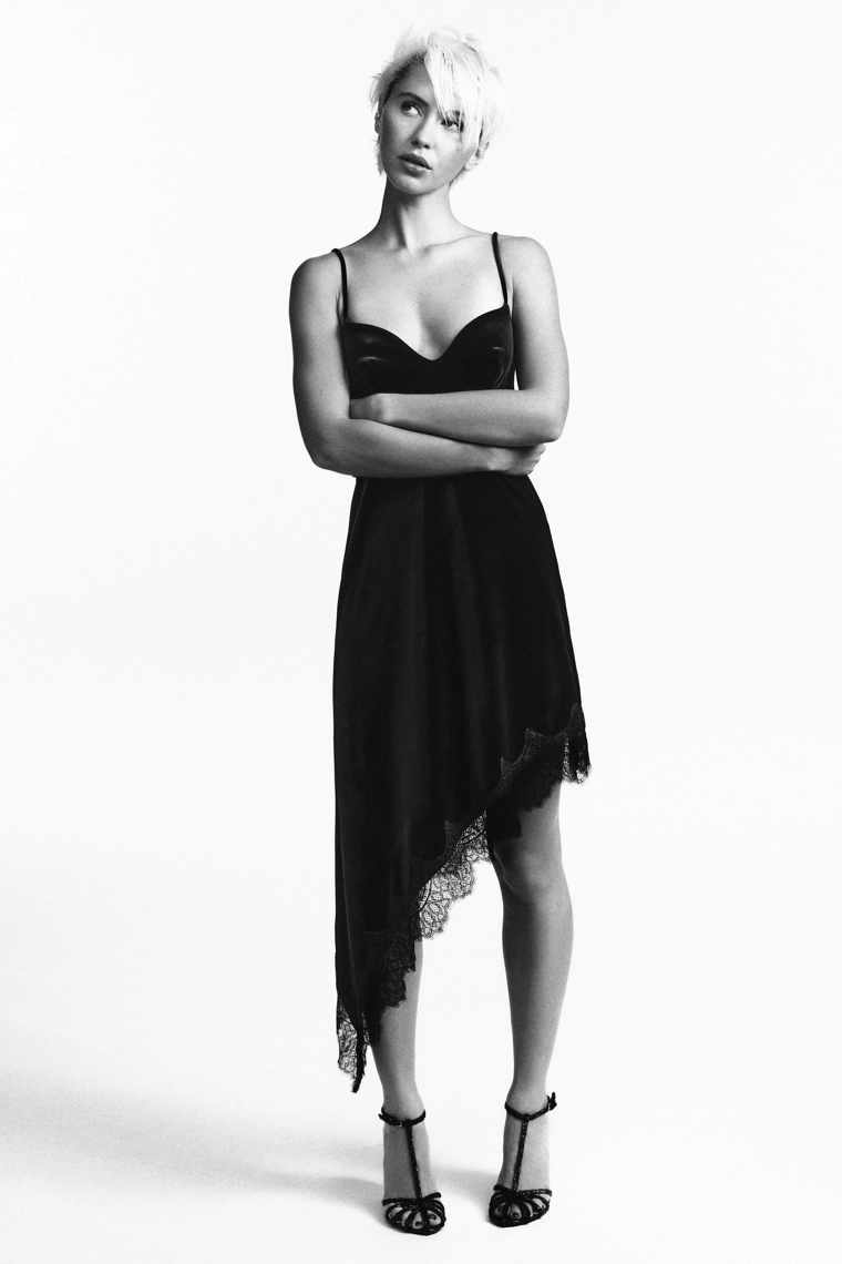 Вельветовое платье-миди с кружевом