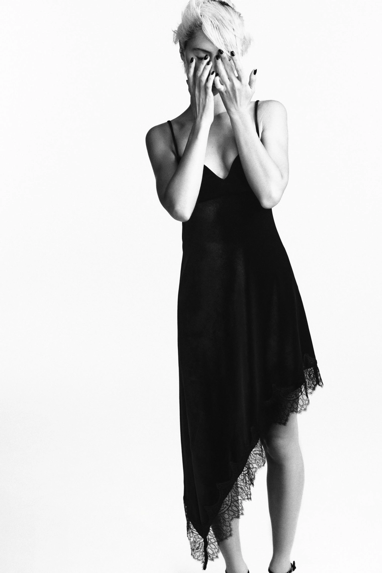 Вельветовое платье-миди с кружевом