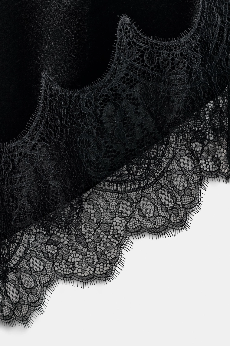 Вельветовое платье-миди с кружевом