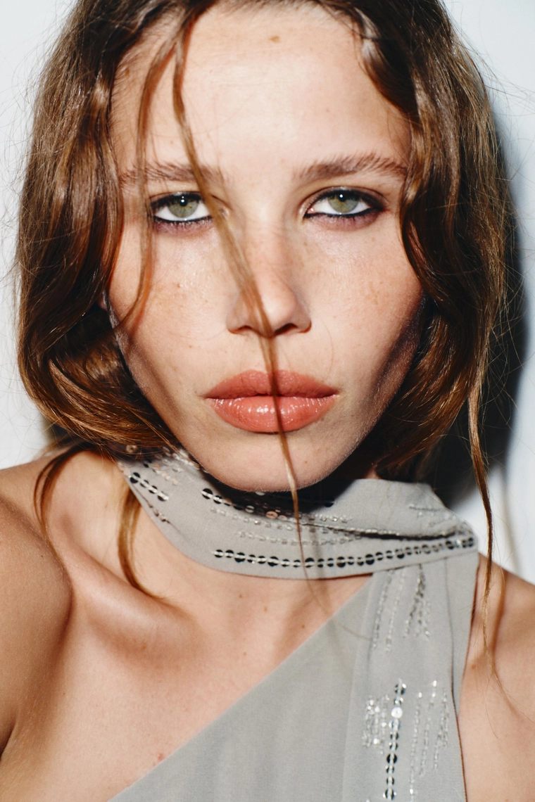 Топ из горгета с пайетками и асимметричной линией