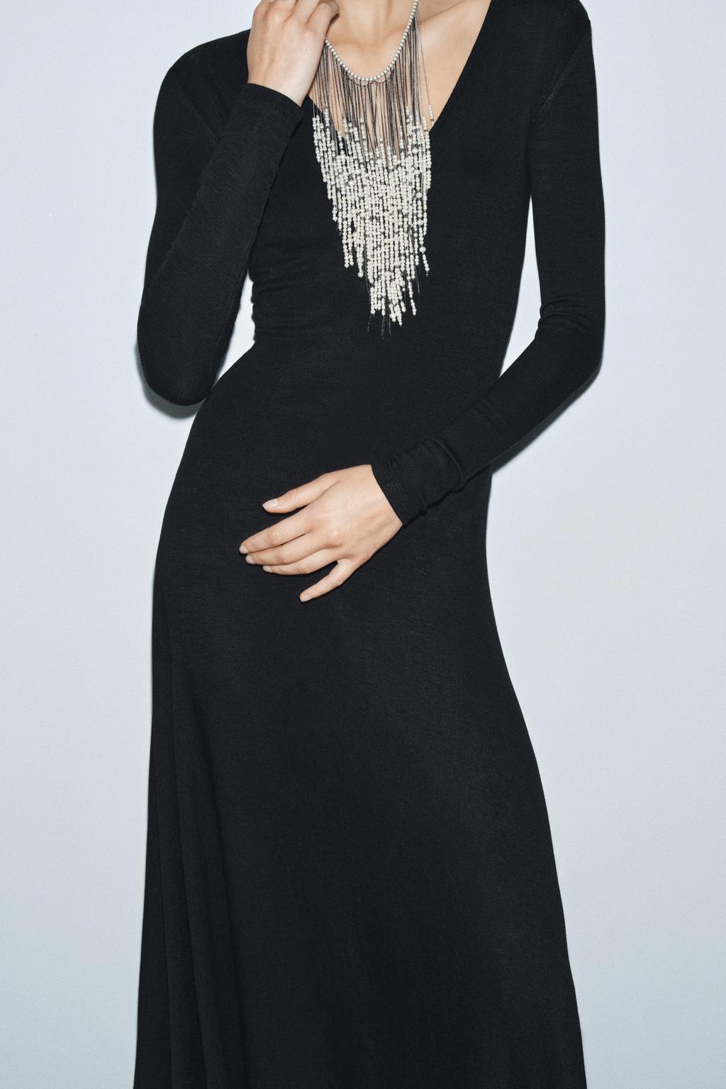 ДЛИННОЕ ПЛАТЬЕ С V-ОБРАЗНЫМ ВЫРЕЗОМ