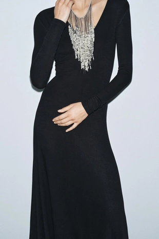 Длинное платье с V-образным вырезом