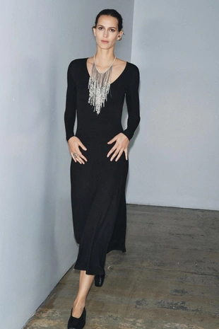 Длинное платье с V-образным вырезом- Заказать в России