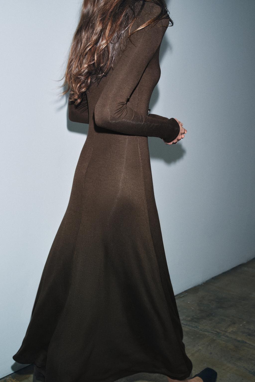 ДЛИННОЕ ПЛАТЬЕ С V-ОБРАЗНЫМ ВЫРЕЗОМ