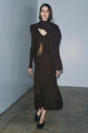 Длинное платье с V-образным вырезом