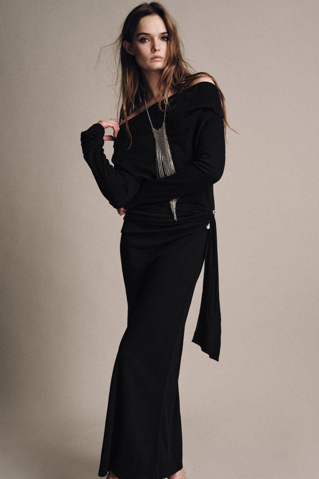 МЯГКОЕ ПЛАТЬЕ С БРОШЬЮ