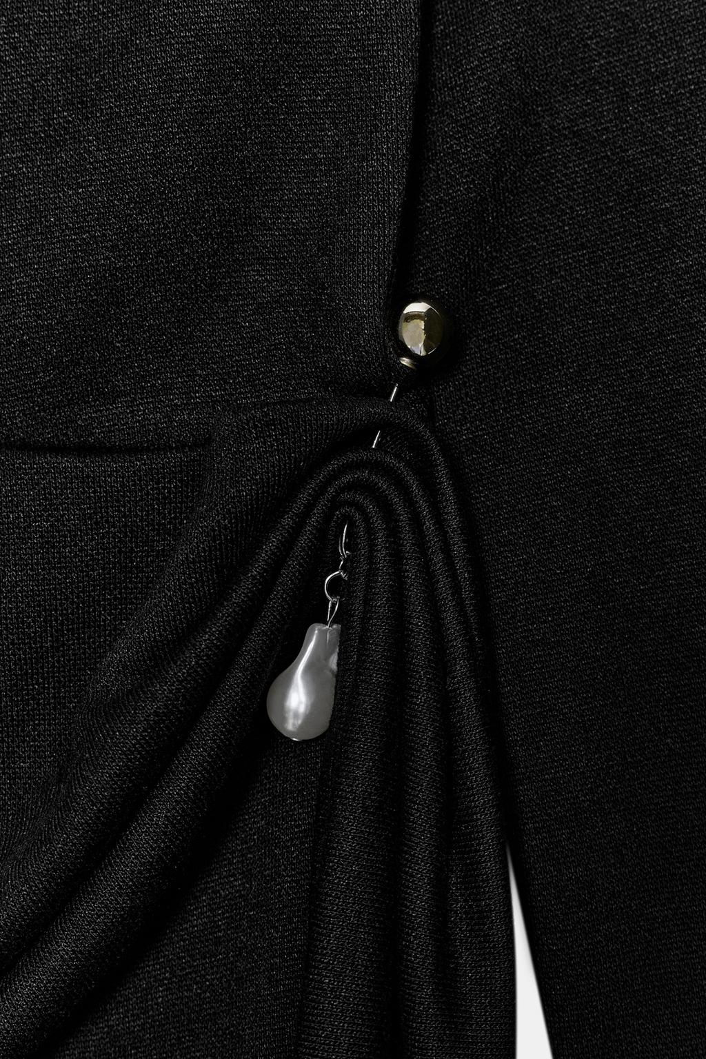 МЯГКОЕ ПЛАТЬЕ С БРОШЬЮ