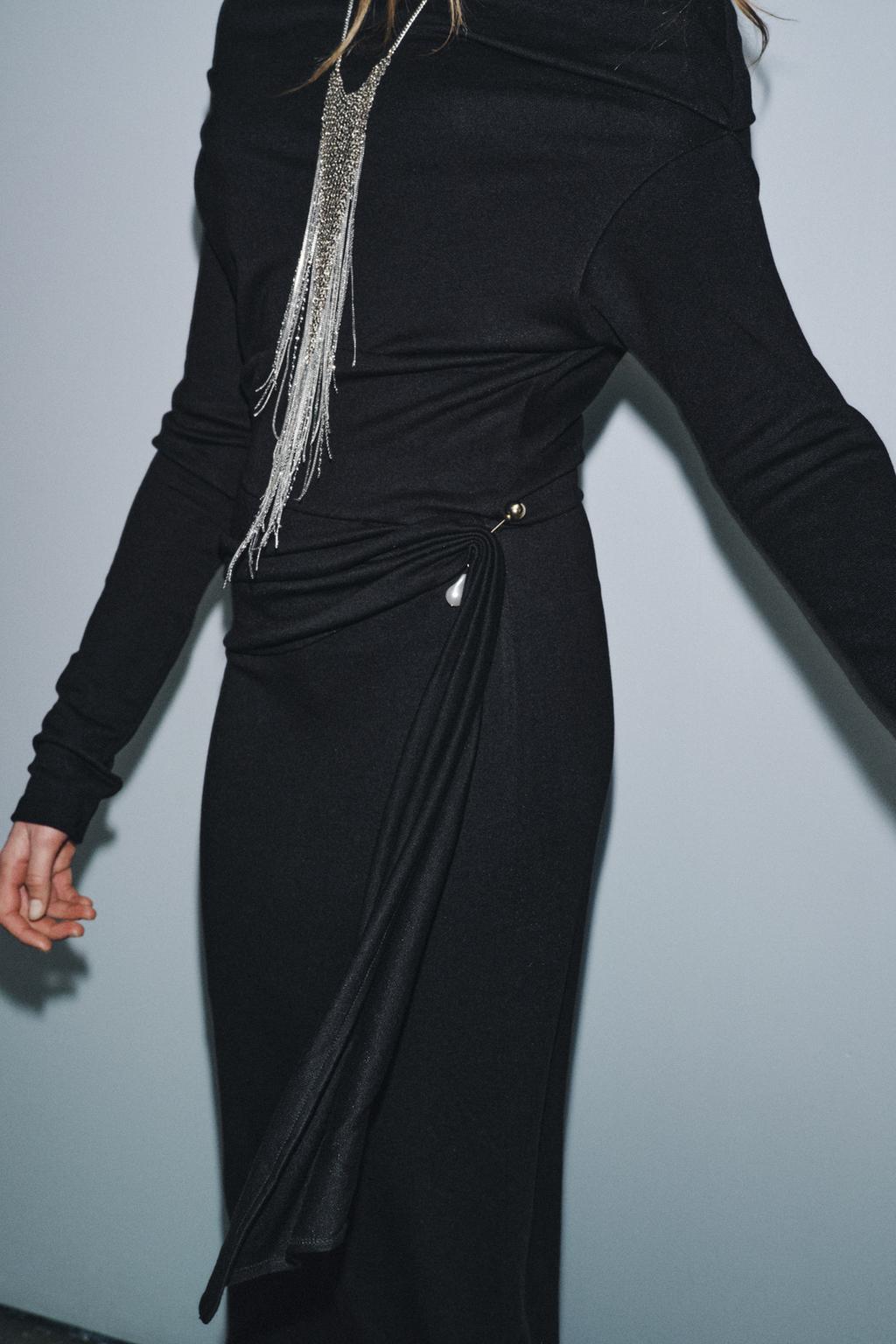 МЯГКОЕ ПЛАТЬЕ С БРОШЬЮ