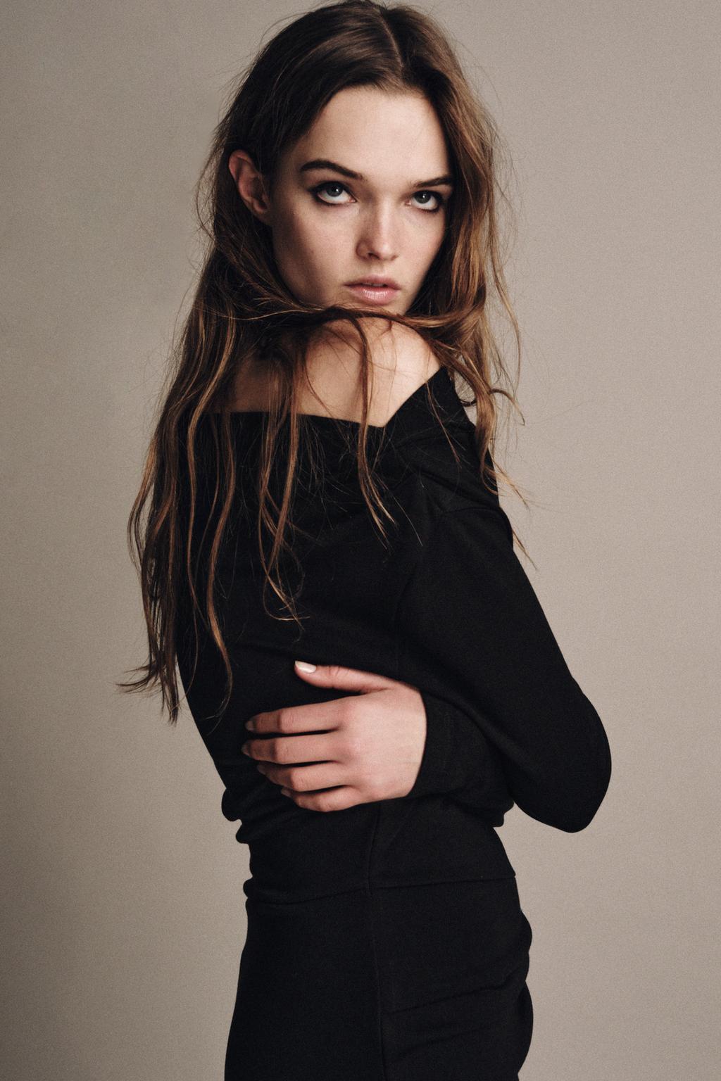 МЯГКОЕ ПЛАТЬЕ С БРОШЬЮ