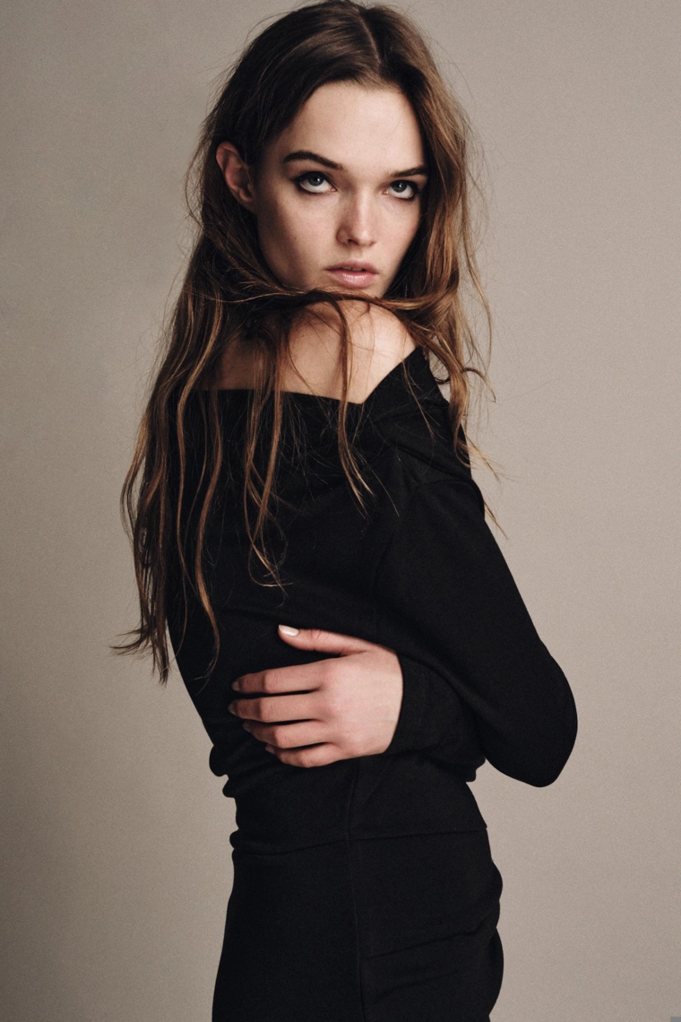 Платье с мягкими складками и брошью