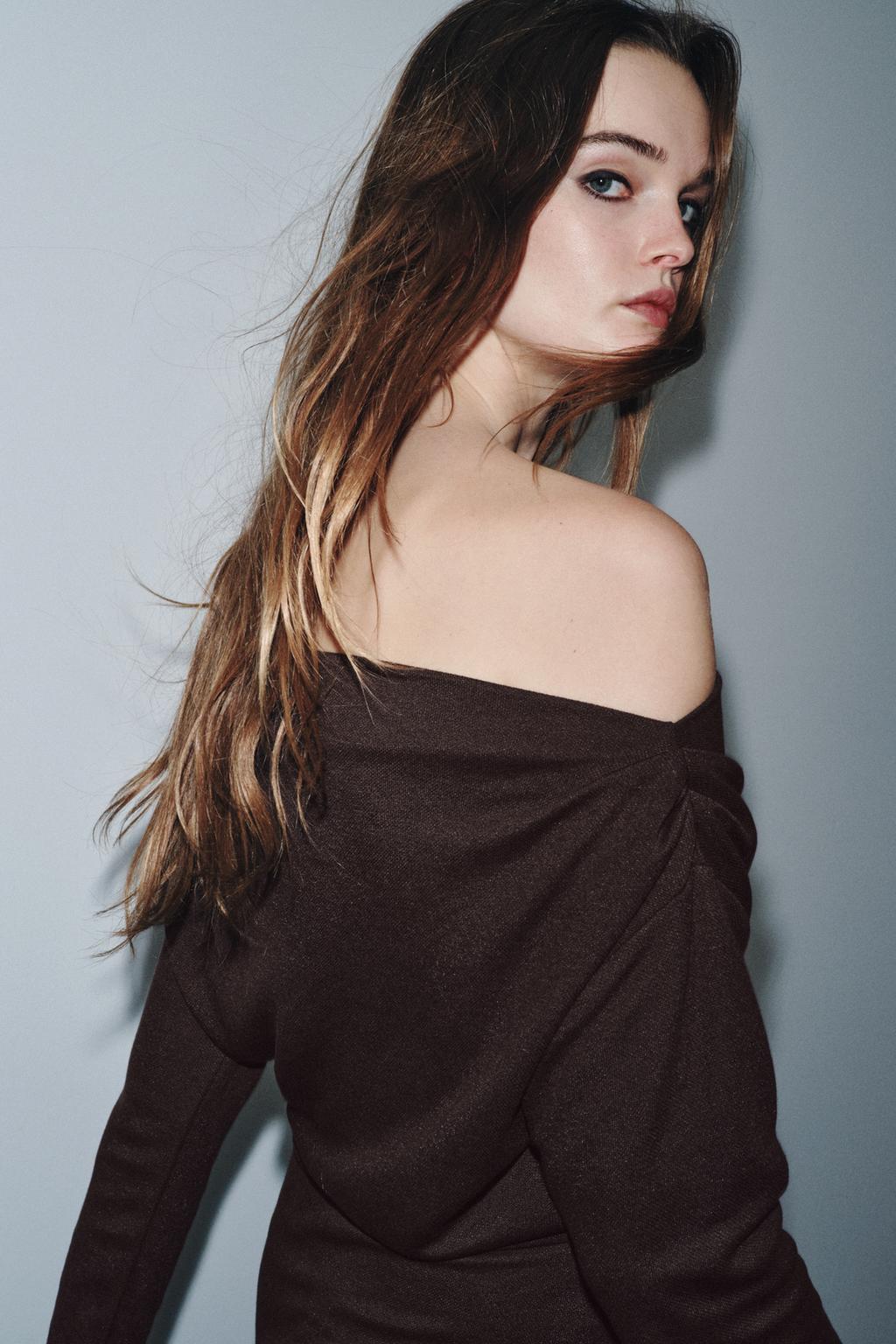 МЯГКОЕ ПЛАТЬЕ С БРОШЬЮ