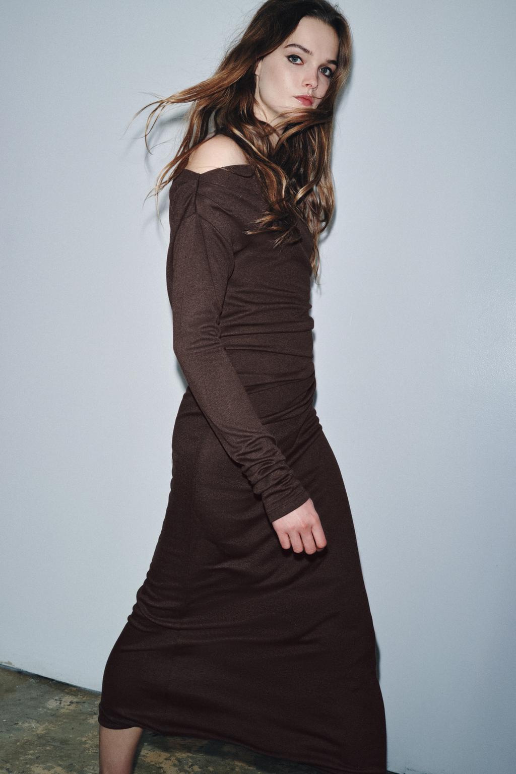 МЯГКОЕ ПЛАТЬЕ С БРОШЬЮ