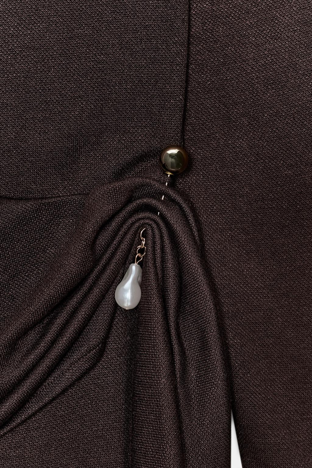 МЯГКОЕ ПЛАТЬЕ С БРОШЬЮ