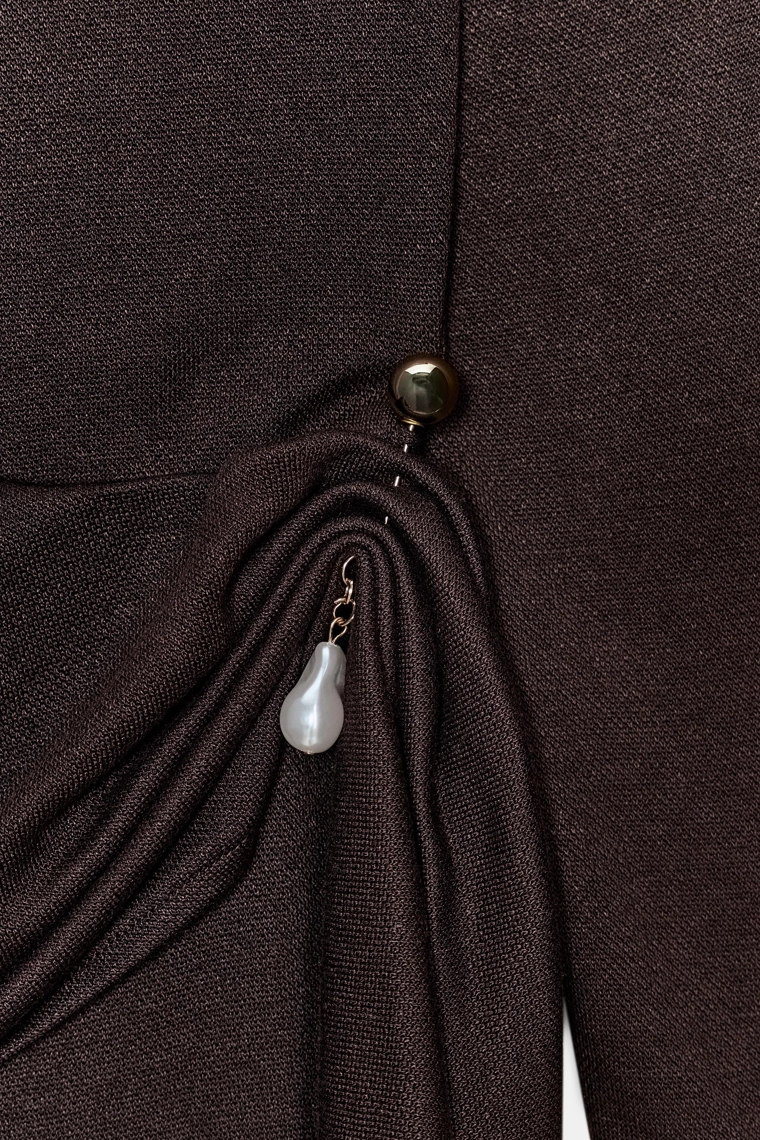 Платье с мягкими складками и брошью