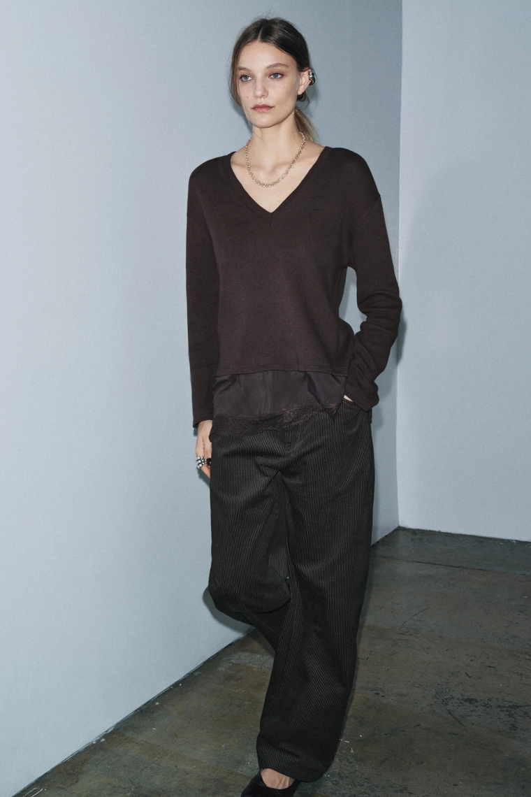 Футболка с кружевными вставками