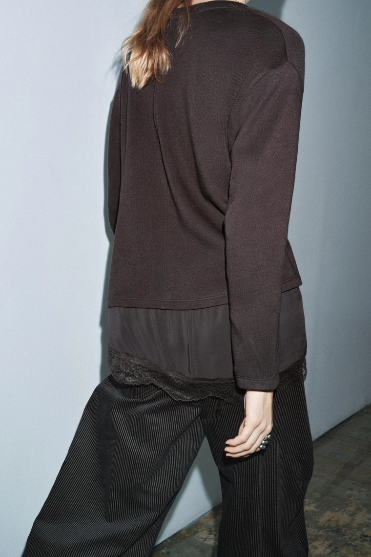 Футболка с кружевными вставками