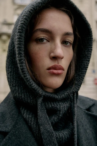 Капюшон из трикотажа в рубчик