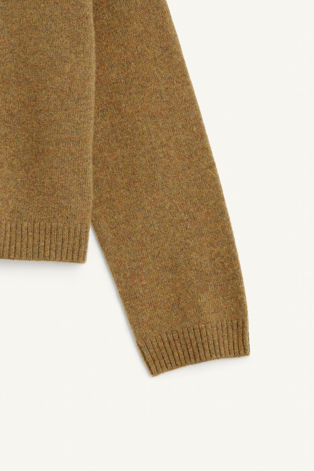 Кофта из шерсти с застежкой на пуговицы