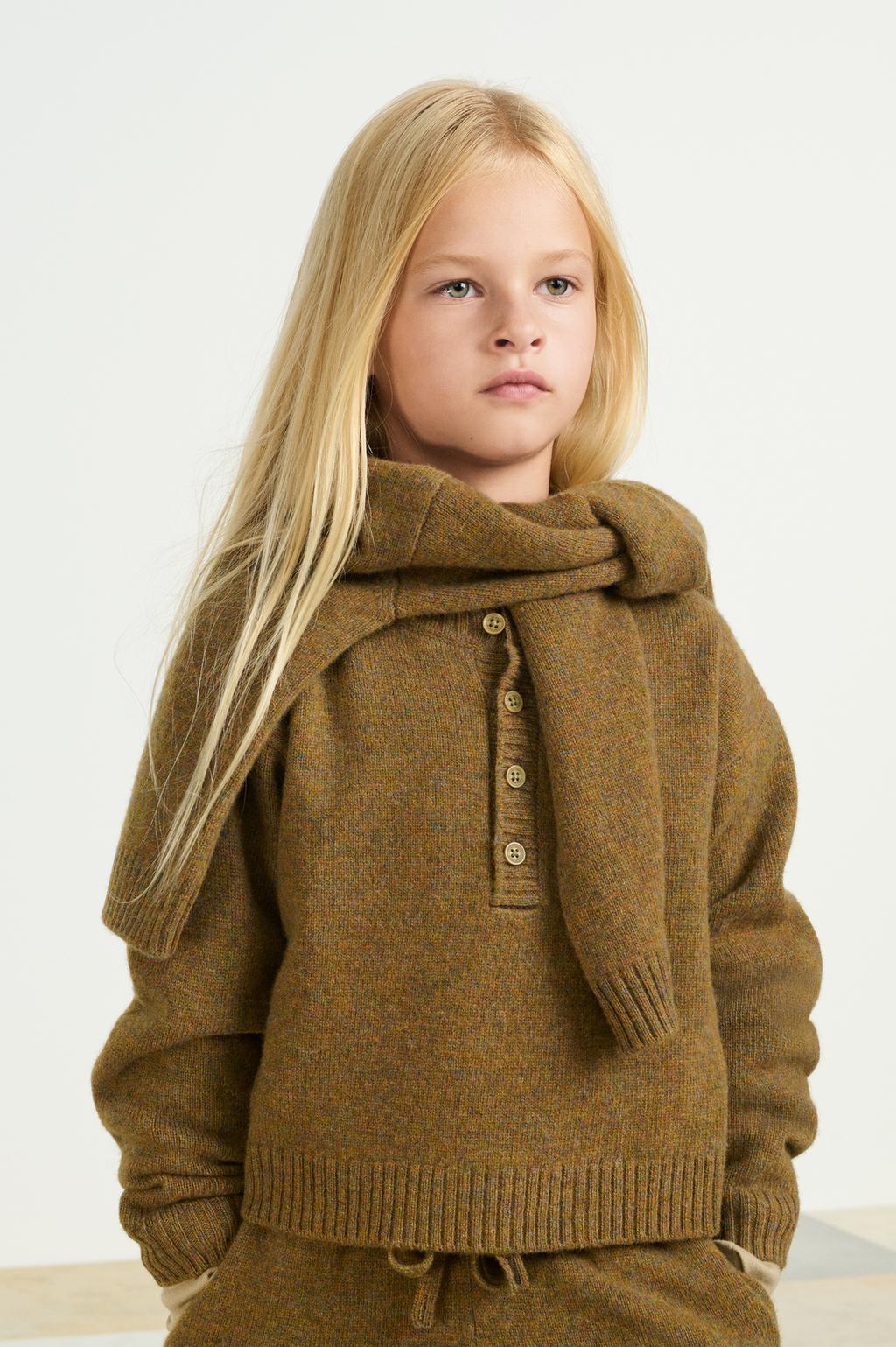 Кофта из шерсти с застежкой на пуговицы