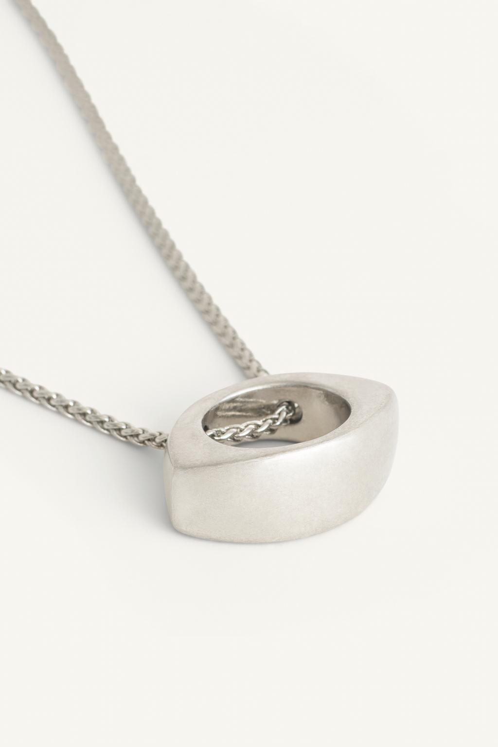 Овальное ожерелье из металлической цепочки