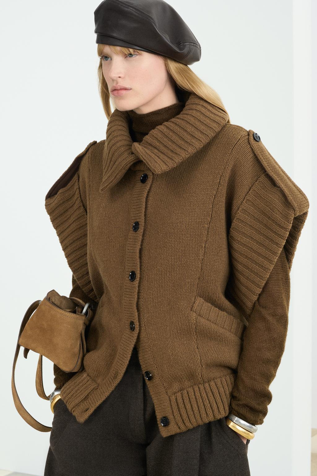 Жилет из вязаной ткани с лацканами