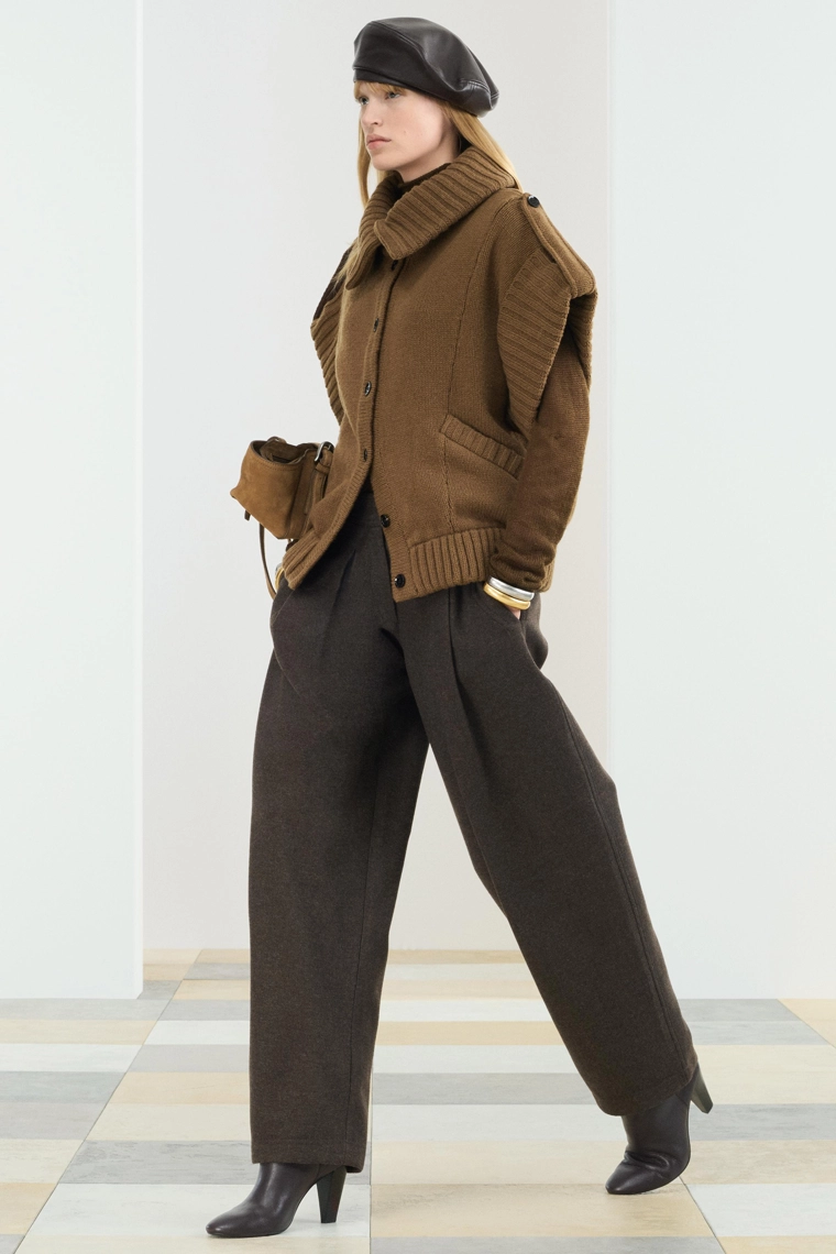 Свитер с высоким воротником и длинным рукавом