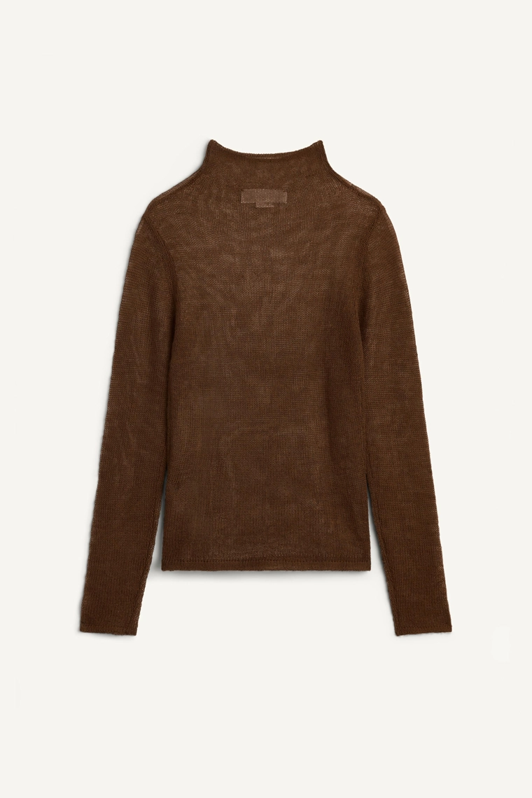 Свитер с высоким воротником и длинным рукавом