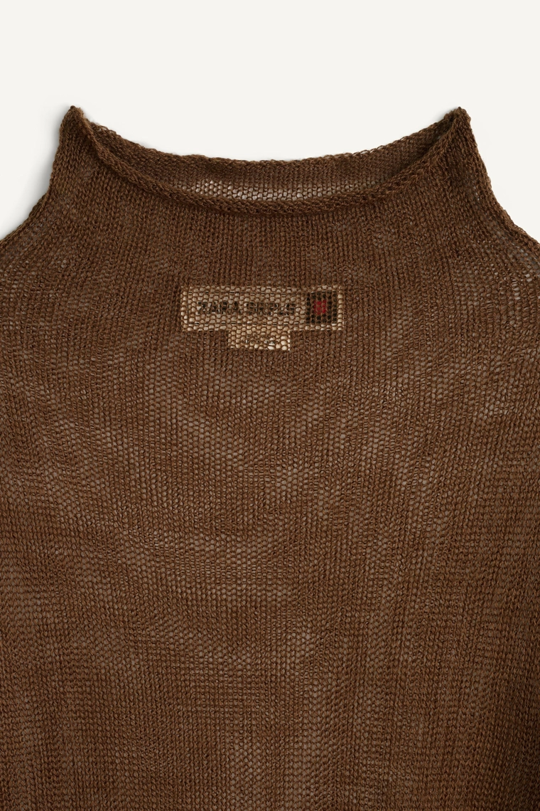 Свитер с высоким воротником и длинным рукавом