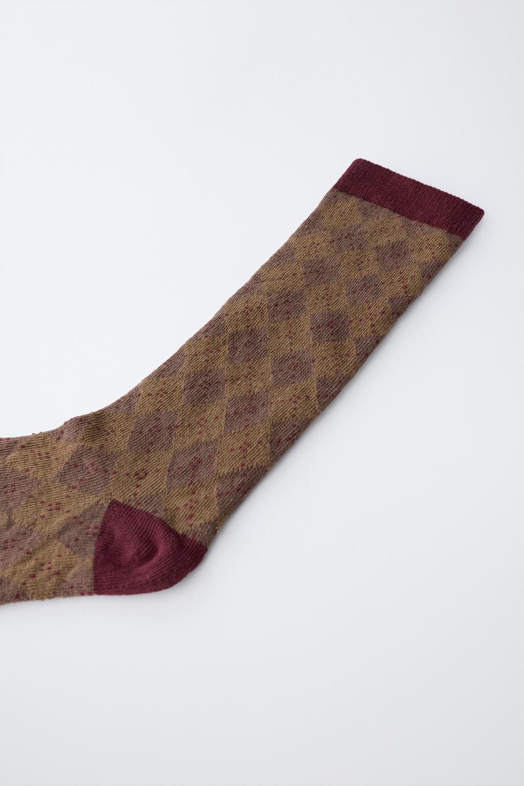 ВЫСОКИЕ НОСКИ С ПРИНТОМ «РОМБЫ»