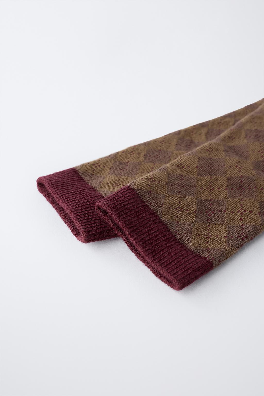 ВЫСОКИЕ НОСКИ С ПРИНТОМ «РОМБЫ»