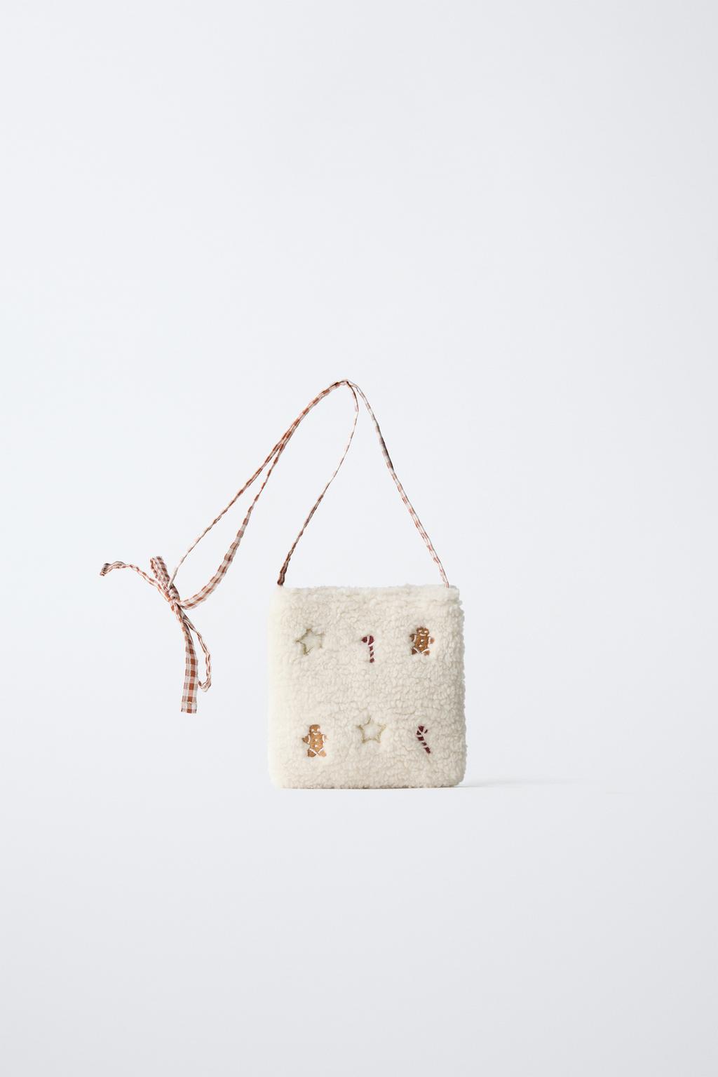 СУМКА ИЗ ИСКУССТВЕННОЙ ОВЧИНЫ С НОВОГОДНЕЙ ВЫШИВКОЙ