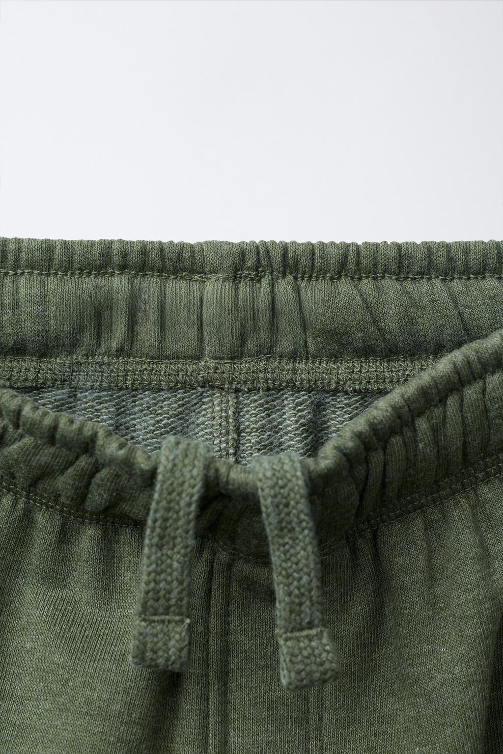 КОМПЛЕКТ ИЗ ТОЛСТОВКИ И БРЮК С НАДПИСЬЮ ИЗ ФУТЕРА