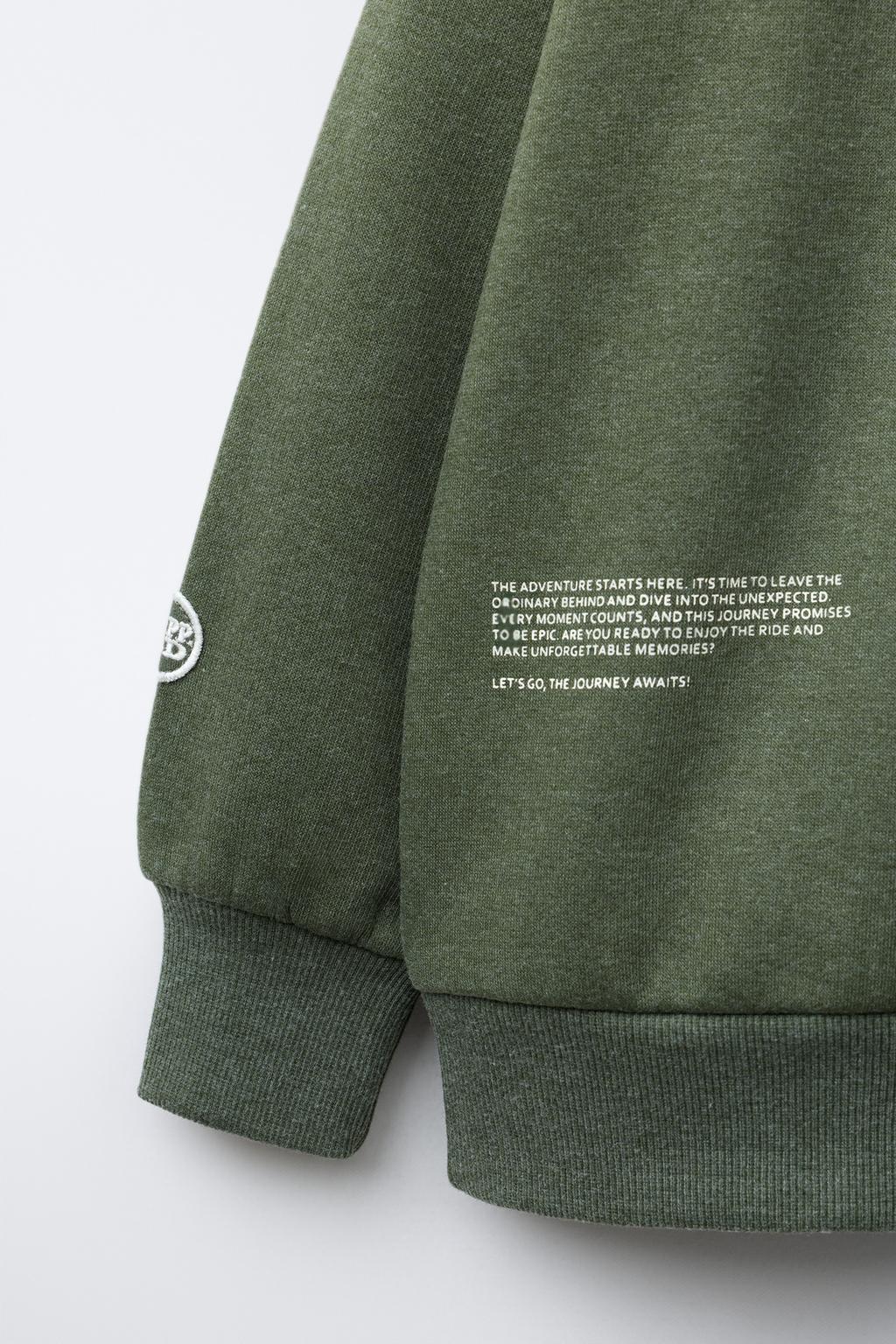 КОМПЛЕКТ ИЗ ТОЛСТОВКИ И БРЮК С НАДПИСЬЮ ИЗ ФУТЕРА